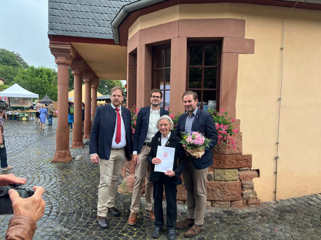 Der Landrat dankte Gudrun Fehler für ihr vielseitiges Engagement auch rund um die Erlebnisschule Wald und Wild, mit der sie Kindern mittels zahlreicher Tierpräparate mit großer Geduld die heimische Tierwelt und auch die Bedeutung der Jägerinnen und Jäger nahegebracht habe. Von links: Markus Stifter, 1. Vorsitzender des JVR, Carsten Sinß (Bürgermeister von Oestrich-Winkel), JVR-Ehrenmitglied Gudrun Fehler und Landrat Sandro Zehner. Foto: Cedrik Stifter