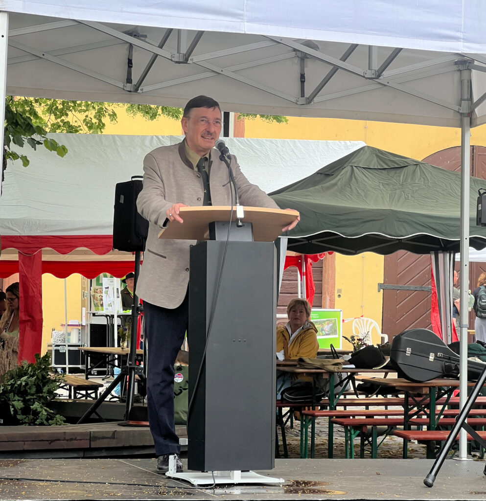 LJV-Präsident Prof. Dr. Jürgen Ellenberger lobte das Engagement der Rheingauer Jägerschaft u. a. im Bereich der Jungjägerausbildung. „Ohne dieses Engagement in unseren Vereinen könnten wir nicht so jagen“, so Ellenberger. Wie in öffentlichen Verlautbarungen oft behauptet werde, bedeute Jagd nicht nur Tiere totzuschießen, sondern umfasse ein hohes Maß an Engagement im Bereich Natur- und Artenschutz, ohne das so manches Tier schon ausgestorben wäre. Foto: Cedrik Stifter