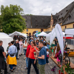 Reges Treiben an den Ständen anlässlich des Sommerfestes 