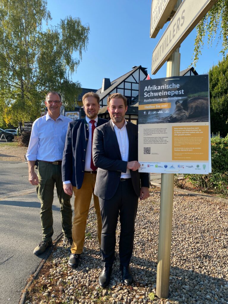 Am Freitag, den 20. September 2024, haben der Landrat des Rheingau-Taunus-Kreises, Sandro Zehner (rechts im Bild), der Bürgermeister von Kiedrich (links im Bild), und Markus Stifter, Pressesprecher des Landesjagdverbandes und 1. Vorsitzender des Jagdvereins Rheingau (Bildmitte), die ersten Plakate in der Gemeinde Kiedrich aufgehängt. Foto: Charlotte Weber-Labonte